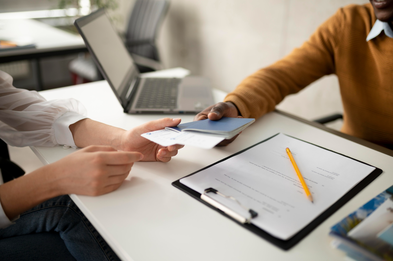Profesionales extranjeros discutiendo opciones de trabajo y residencia en Polonia