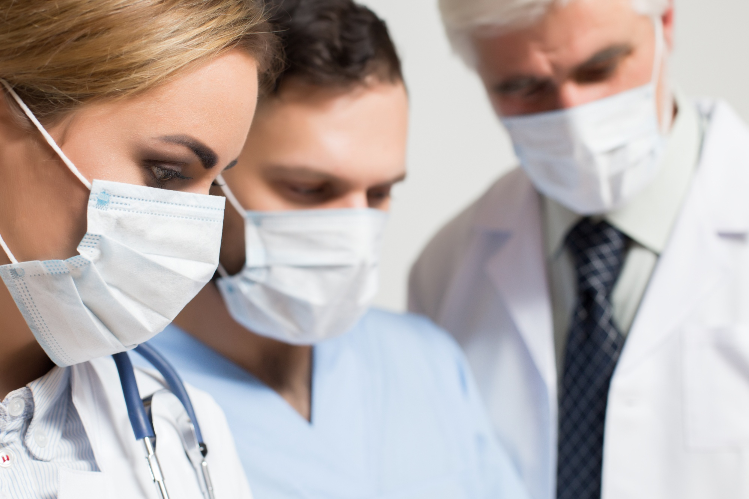 Equipo médico revisando información clínica, representando la formación práctica durante los estudios de medicina en Polonia