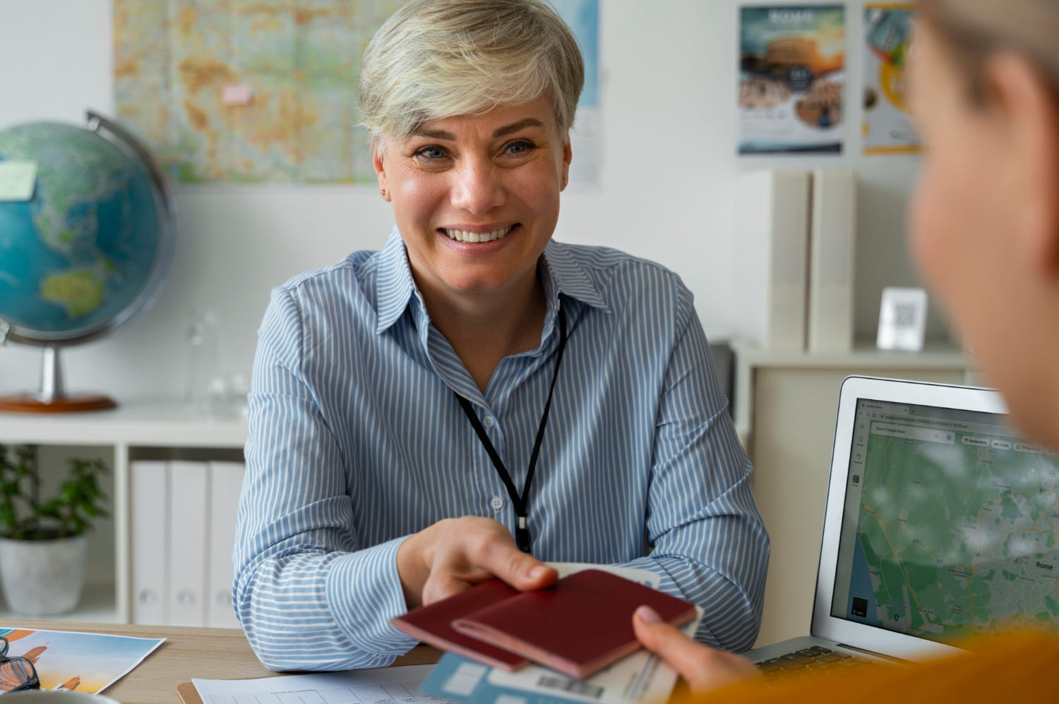 Tarjeta de residencia temporal polaca y documento oficial de inmigración