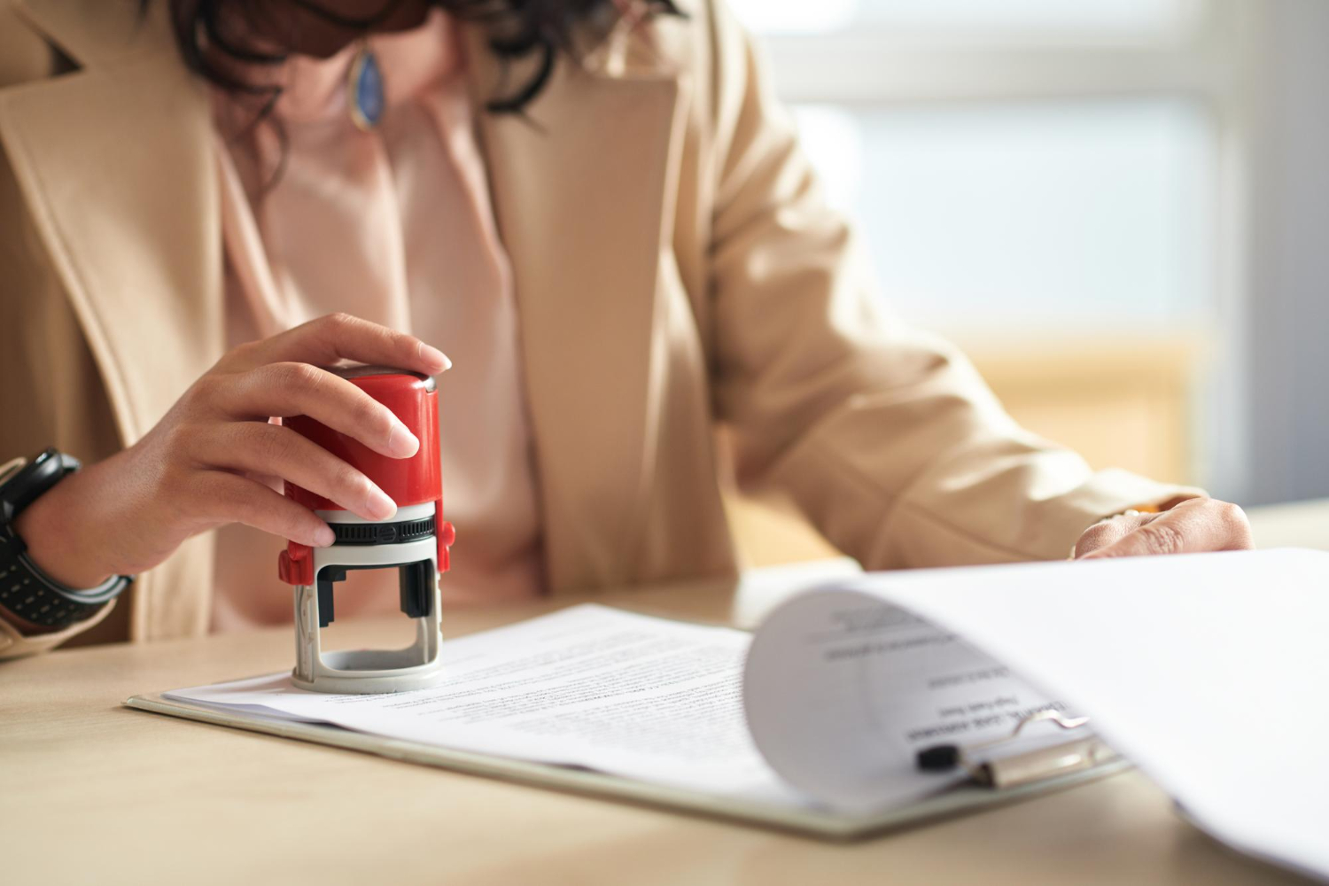 Extranjero gestionando documentos de registro en Polonia