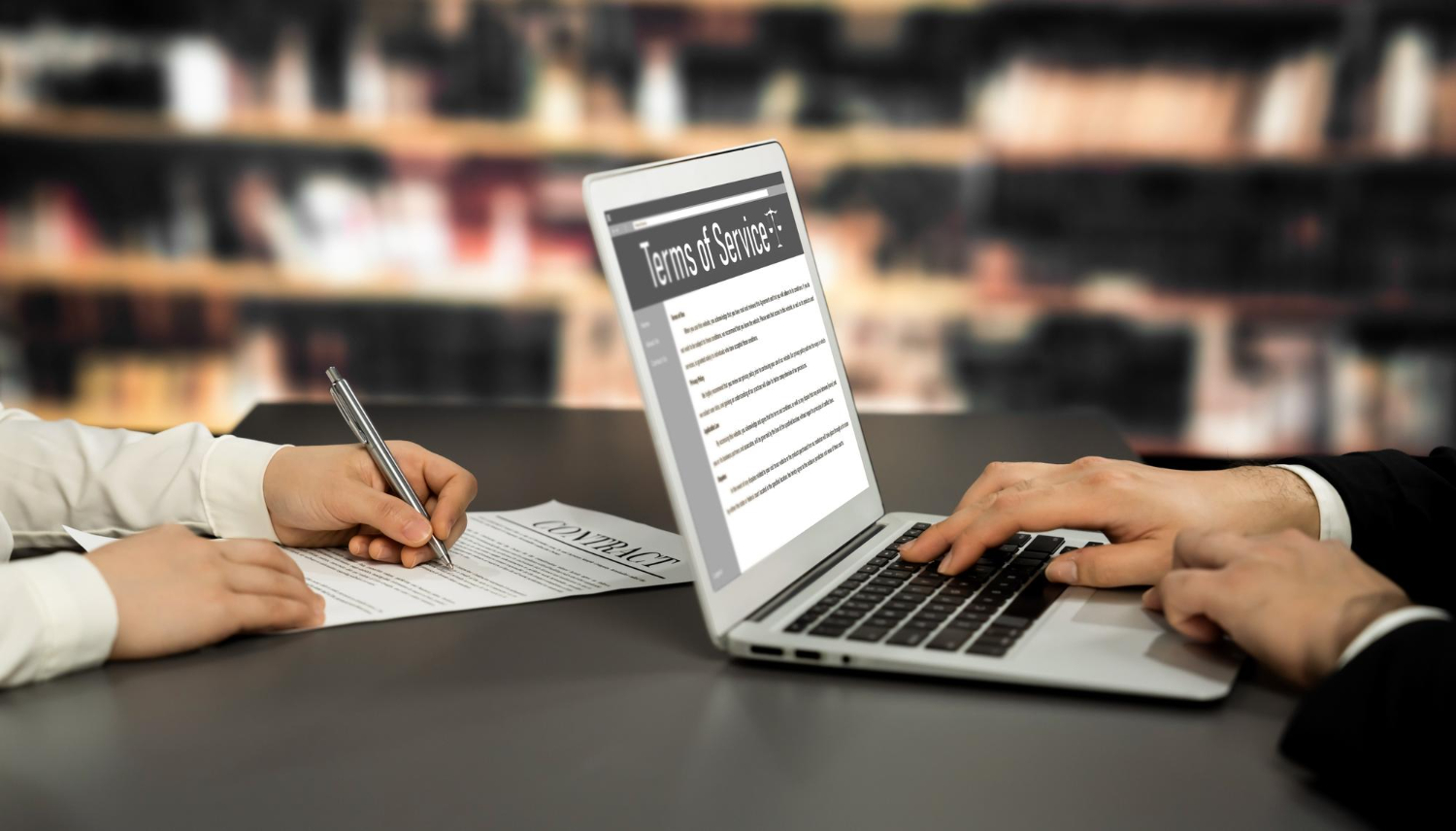 Sello oficial y documentos firmados tras una traducción jurada