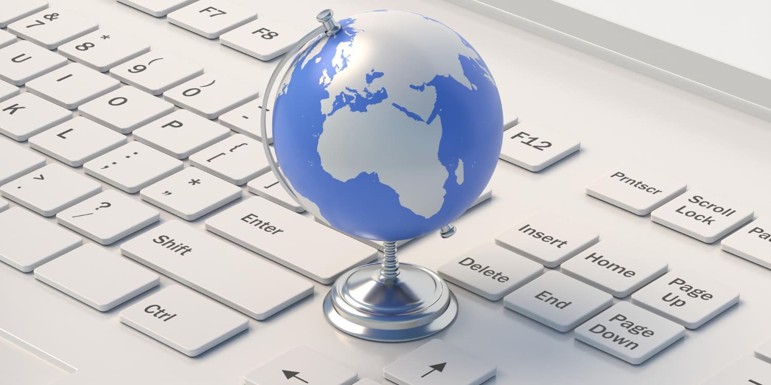 Estudiantes de diversos orígenes estudiando con ordenadores portátiles y libros