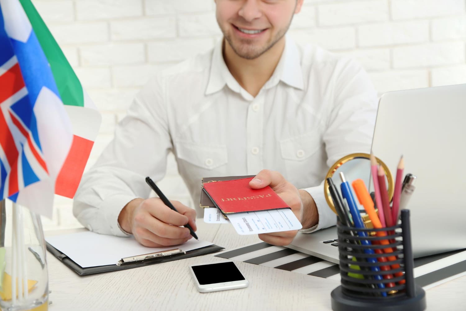 Estudiantes trabajando con libros y apuntes, representando la preparación académica y requisitos de estudio