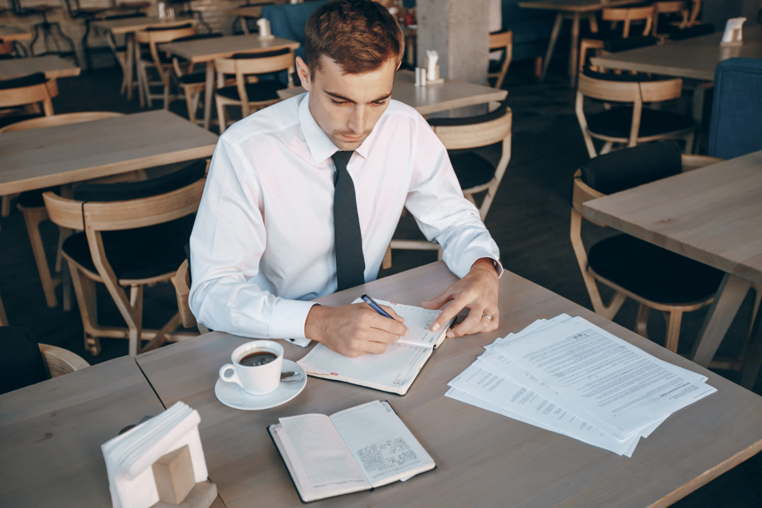 Dos profesionales trabajando juntos en una solicitud de visado y permiso de trabajo en Polonia