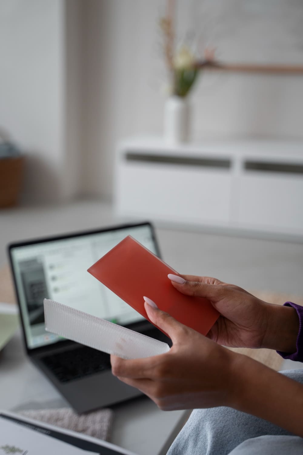 Profesionales internacionales revisando documentos de visado de trabajo y papeleo oficial en Polonia