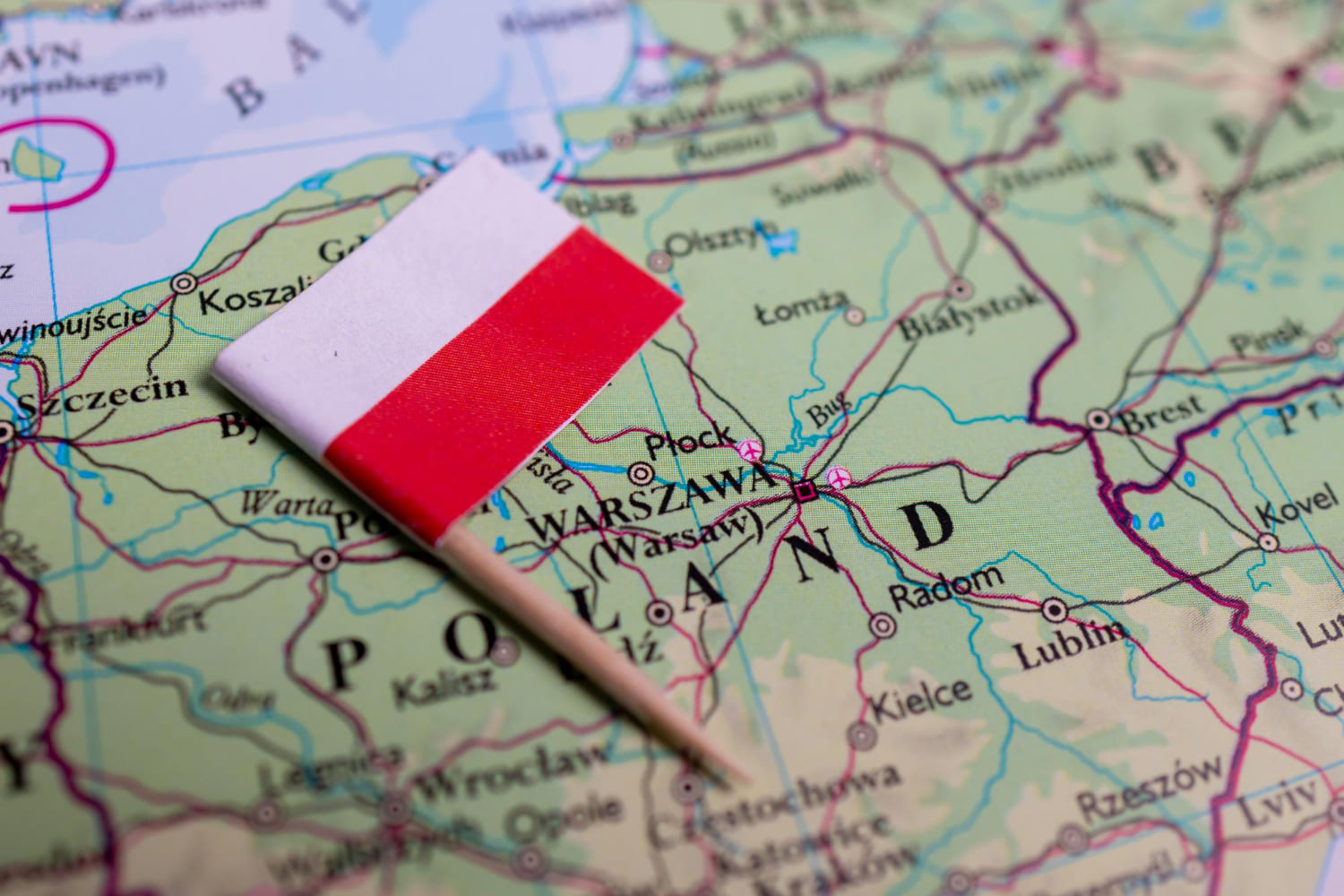 Viajero preparando pasaporte y documentos de visado antes de un viaje a Polonia