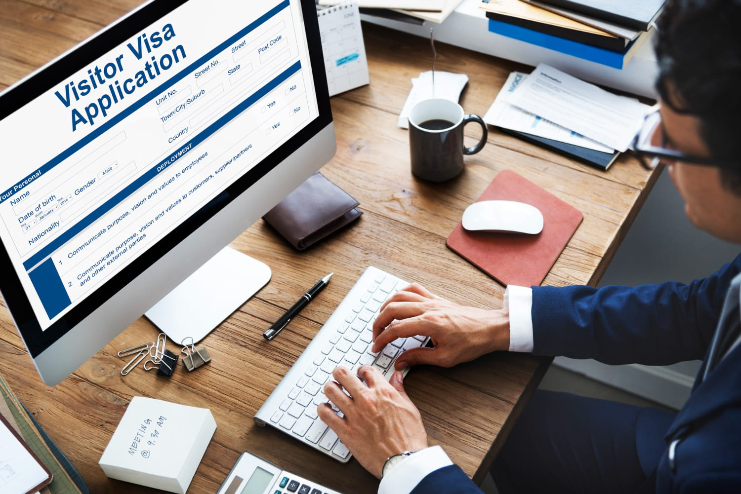 Pasaportes y documentos sobre un escritorio para solicitud de visado