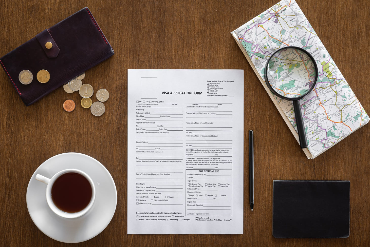 Planificación de viaje, pasaporte y documentos de visado preparados para entrar en Polonia